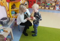 Maskotki Jagódek z wizytą u lekarza