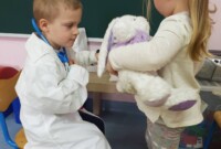 Maskotki Jagódek z wizytą u lekarza