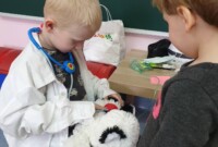 Maskotki Jagódek z wizytą u lekarza