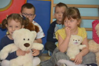 Pluszowy Miś świętuje z Muchomorkami