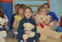 Pluszowy Miś świętuje z Muchomorkami