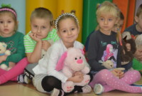 Pluszowy Miś świętuje z Muchomorkami