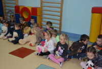 Pluszowy Miś świętuje z Muchomorkami