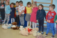 Pluszowy Miś świętuje z Muchomorkami