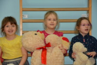 Pluszowy Miś świętuje z Muchomorkami