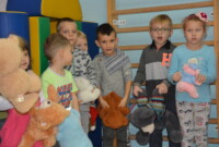 Pluszowy Miś świętuje z Muchomorkami