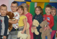 Pluszowy Miś świętuje z Muchomorkami