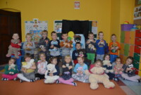 Pluszowy Miś świętuje z Muchomorkami