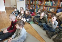 Głośne czytanie w bibliotece