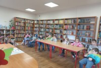 Głośne czytanie w bibliotece