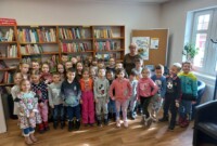 Głośne czytanie w bibliotece