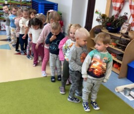 „Kolorowa podróż robota Edka” – Fiołki