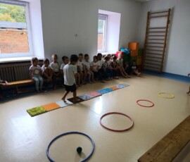 Gimnastyka i tor przeszkód w grupie Bławatków