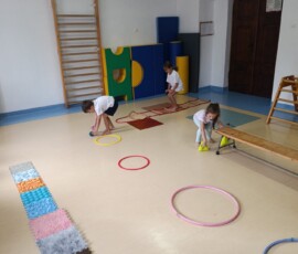 Gimnastyka i tor przeszkód w grupie Bławatków