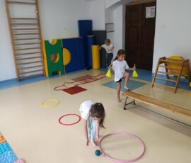 Gimnastyka i tor przeszkód w grupie Bławatków