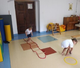 Gimnastyka i tor przeszkód w grupie Bławatków