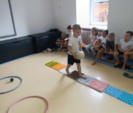 Gimnastyka i tor przeszkód w grupie Bławatków