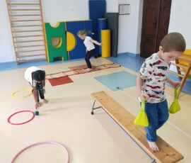 Gimnastyka i tor przeszkód w grupie Bławatków